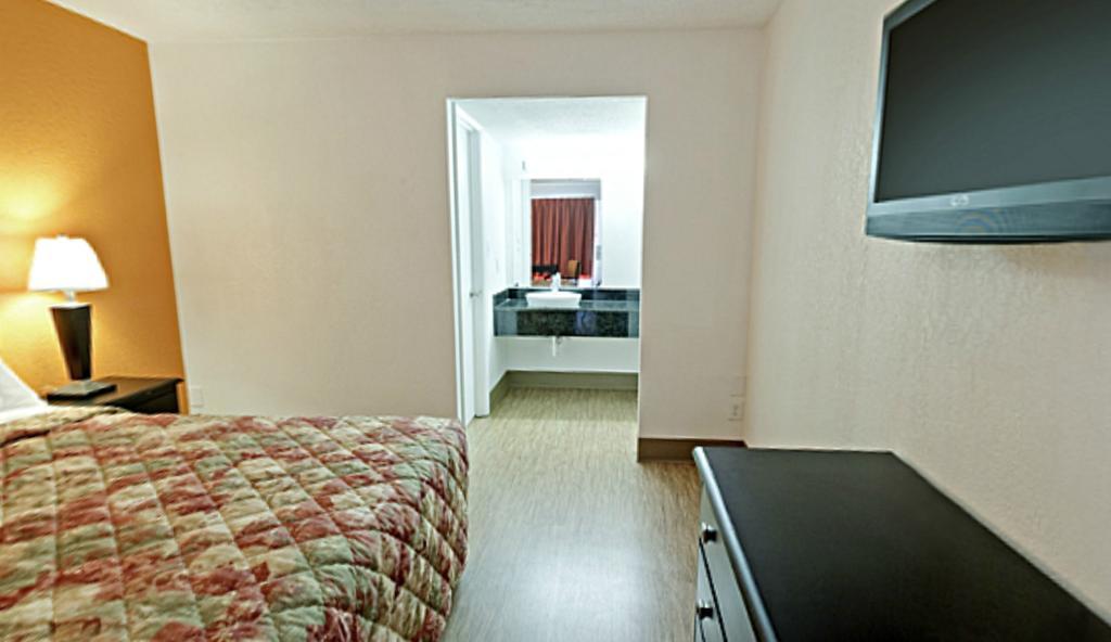 Econo Lodge Metropolis Quarto foto
